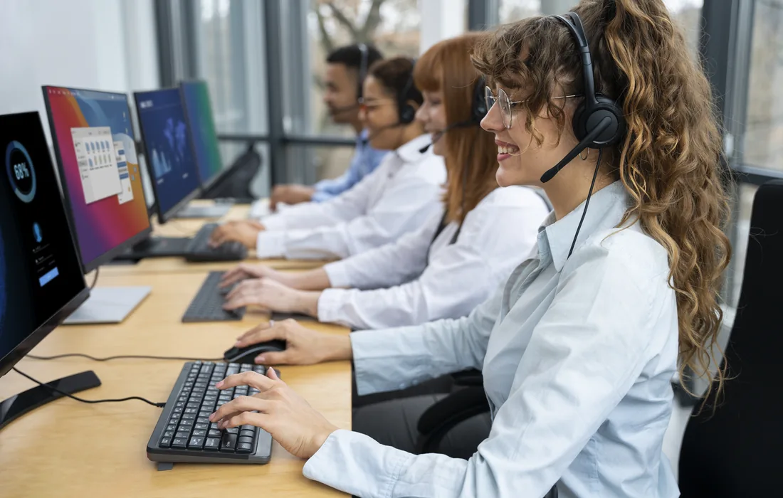 Equipo de consultores energéticos de NimElectric trabajando