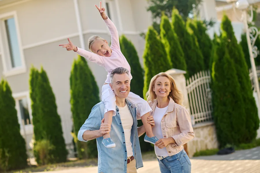 Familia disfrutando de una vida más tranquila gracias al ahorro energético